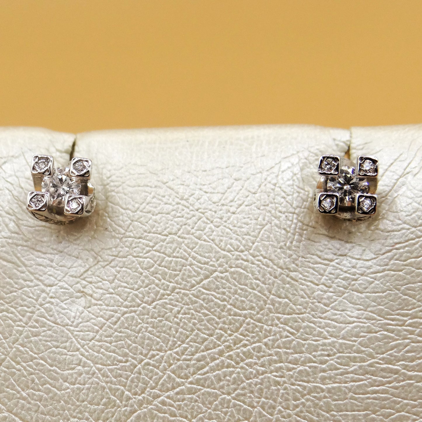 Orecchini punto luce Miluna in oro bianco e 34 diamanti