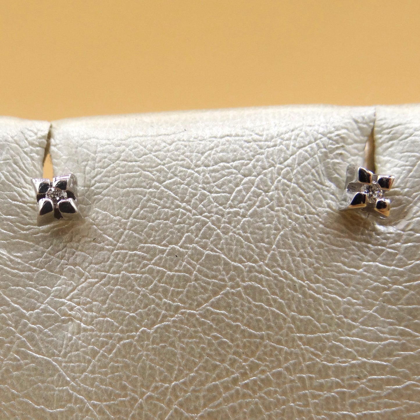 Orecchini punto luce Miluna in oro bianco e diamanti