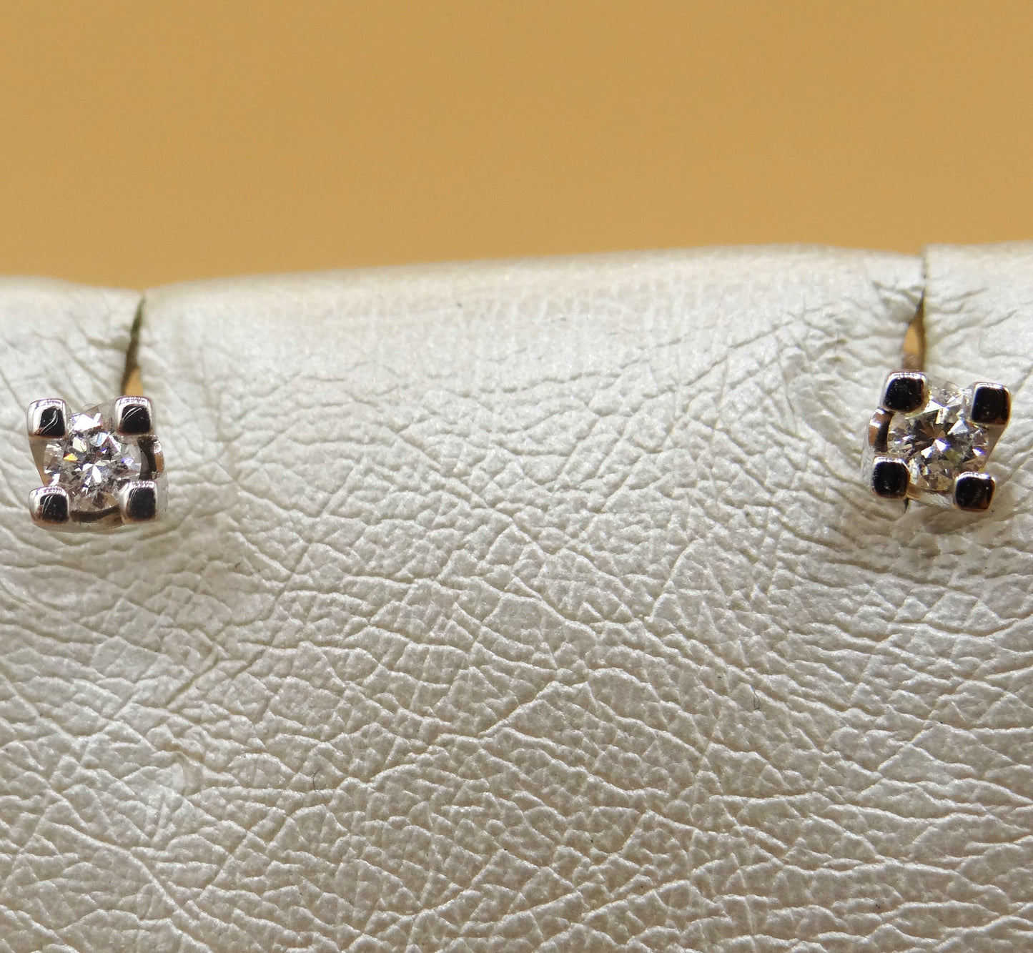 Orecchini punto luce Miluna in oro bianco e diamanti