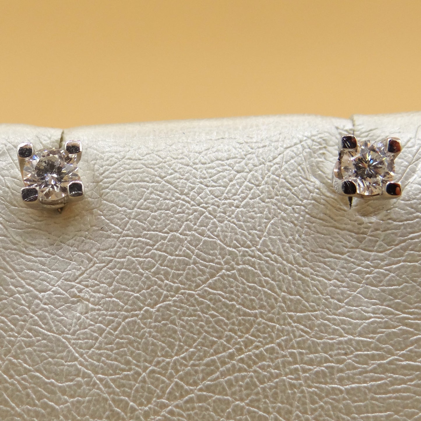 Orecchini punto luce Miluna in oro bianco e diamanti