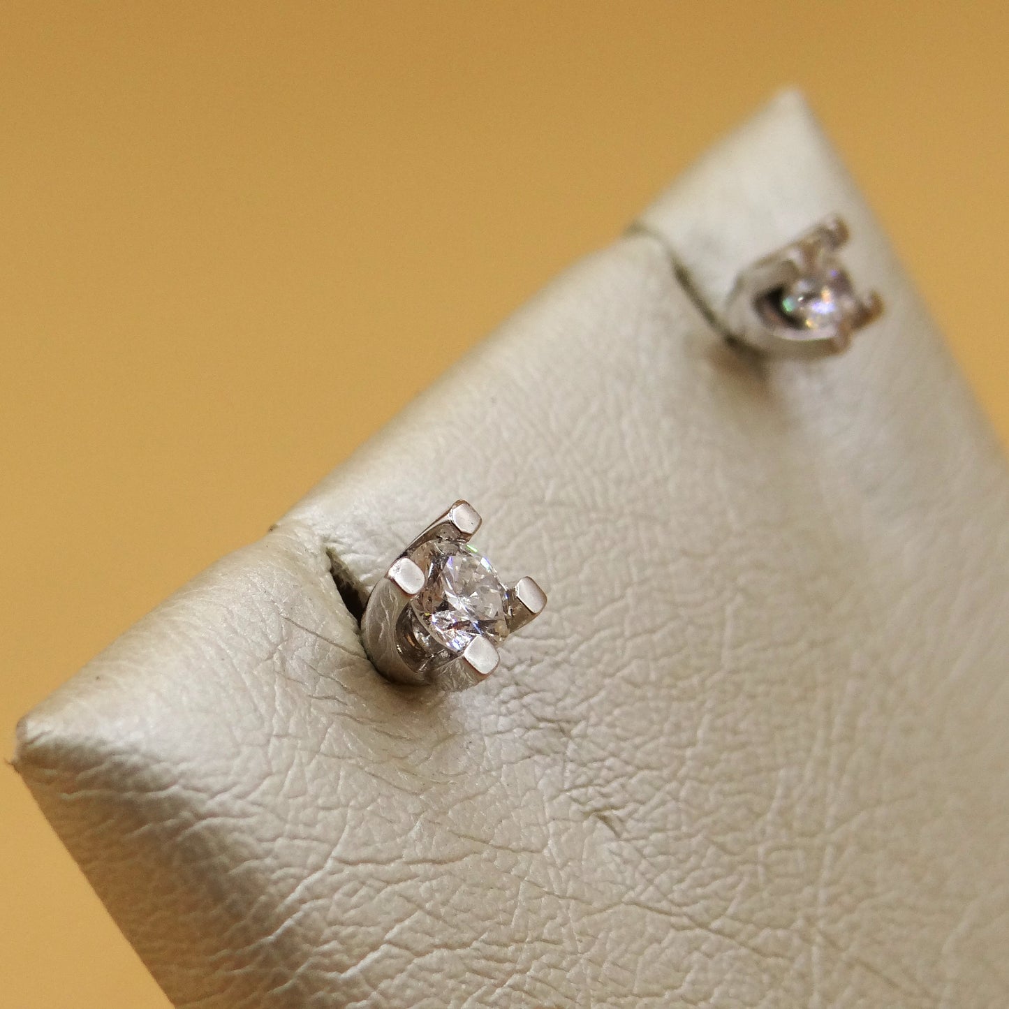 Orecchini punto luce Miluna in oro bianco e diamanti