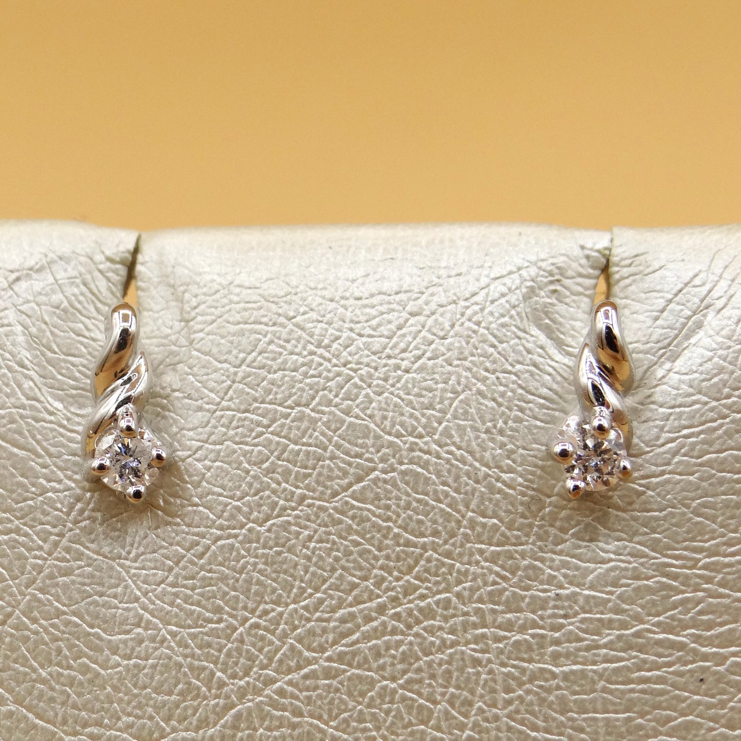 Orecchini punto luce Yukiko in oro bianco con diamanti