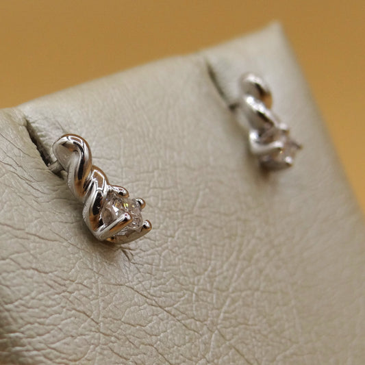 Orecchini punto luce Yukiko in oro bianco con diamanti